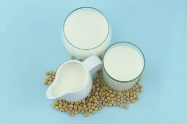 大罐豆奶和两杯黄豆图片下载