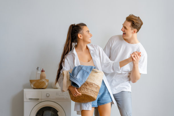 相爱的夫妇在洗衣服图片下载