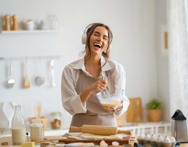 女人在准备面包房。图片下载