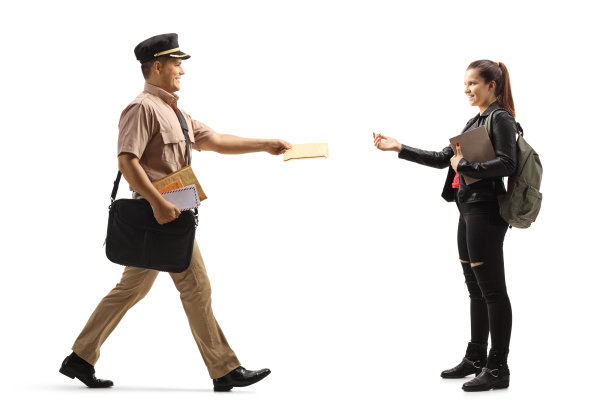 一名邮递员给一名女大学生送信的全长侧面照片图片下载