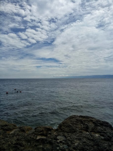 印度尼西亚苏拉威西岛戈伦塔洛附近的塔曼劳特奥莱莱海滩，这里有渔民船和房屋图片下载