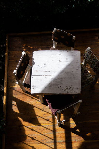 俯视着一张桌子和四把椅子。图片下载