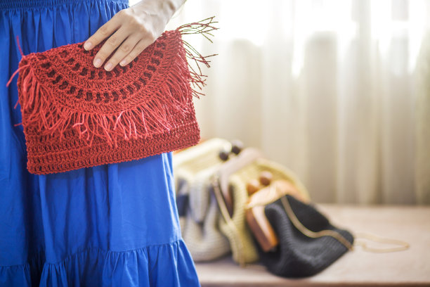 十几岁的女孩逛街时手工制作的纸绳袋图片下载