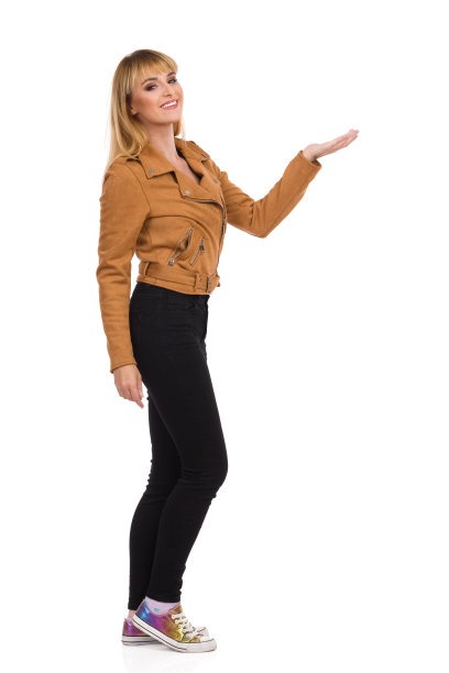 开朗的年轻女子举手发言。完整的长度。孤立。图片下载