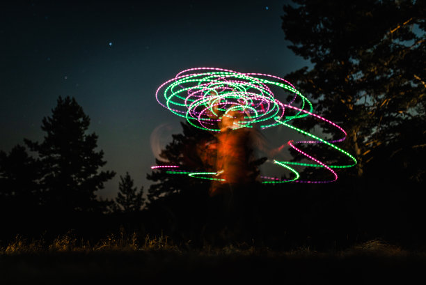 光画。和一个带着灯光的圆环跳舞。图片下载