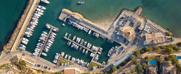 卡波罗伊港停泊着停泊在地中海海湾的豪华海船图片下载