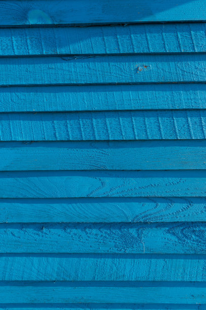 背景从水平木板在明亮的蓝色。群青色的木栅栏。图片下载