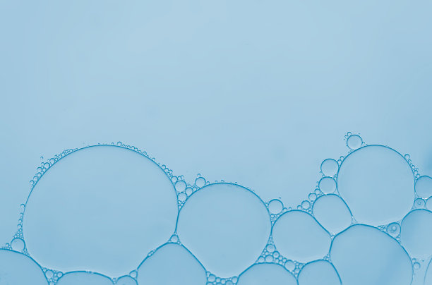 抽象的油滴在浅蓝色背景下创造出气泡和形状。图片下载