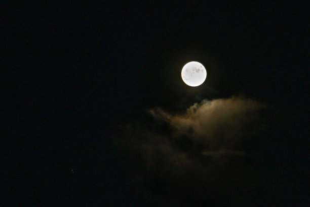 夜空中有满月和薄云图片下载