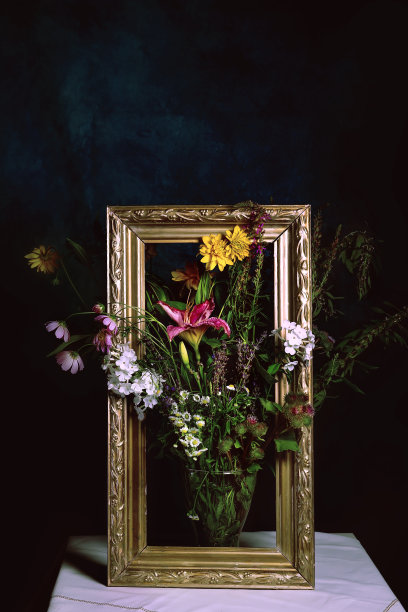 一束时髦的野花，黑色背景上有百合花。古代荷兰大师风格的静物画。用于在室内打印绘画的大格式。时尚的图片图片下载