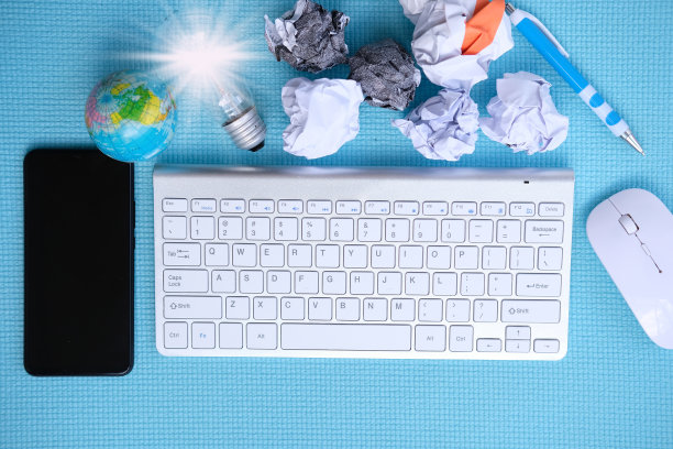 创意创新和灵感概念。桌上的照明灯泡，概念图片下载