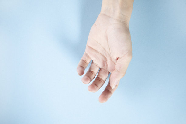 年轻女子张开手掌图片下载