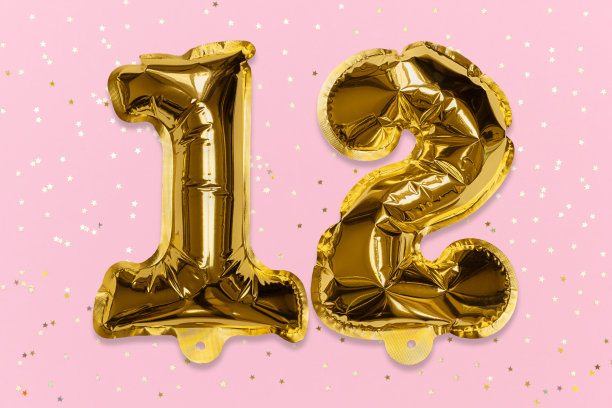 气球上的数字用金箔做成，数字12在粉红色的背景上用亮片做成。图片下载