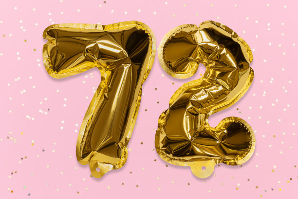 气球上的数字是用金箔做的，数字72在粉红色的背景上有亮片。图片下载