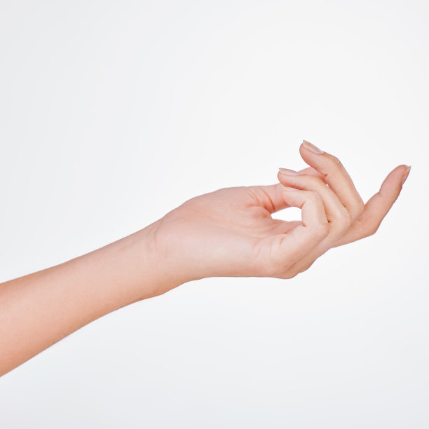 摄影室拍摄了一个无法辨认的女人的美丽的双手在灰色的背景图片下载