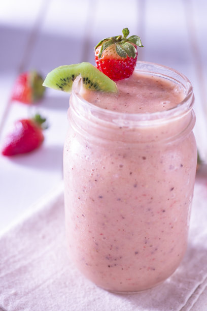 猕猴桃草莓奶昔图片下载