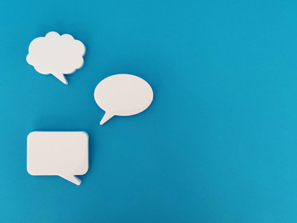 蓝色背景上空白的白色语音气泡图片下载