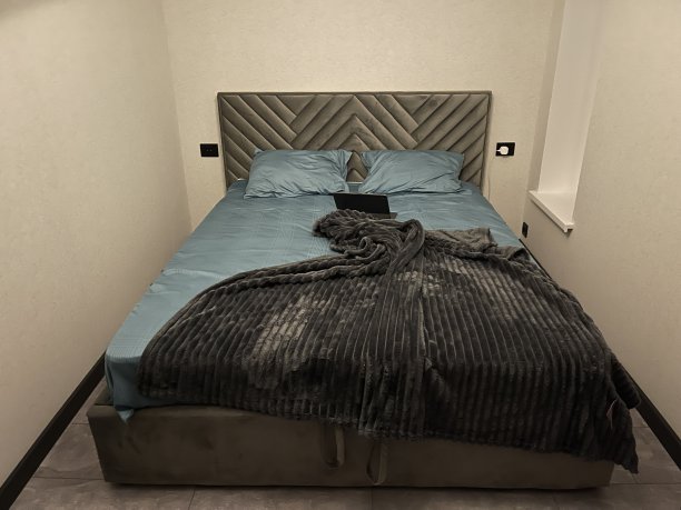 卧室里有床和枕头图片下载