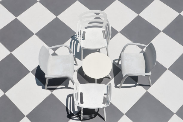 带椅子的餐桌图片下载