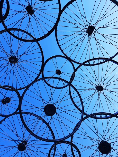 一堆用过的自行车轮子图片下载