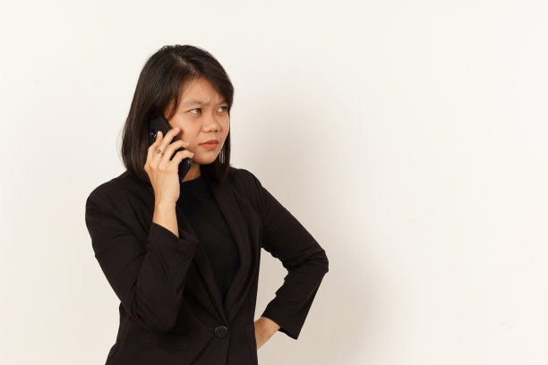 美丽的亚洲女人穿着黑色西装孤立在白色的背景图片下载