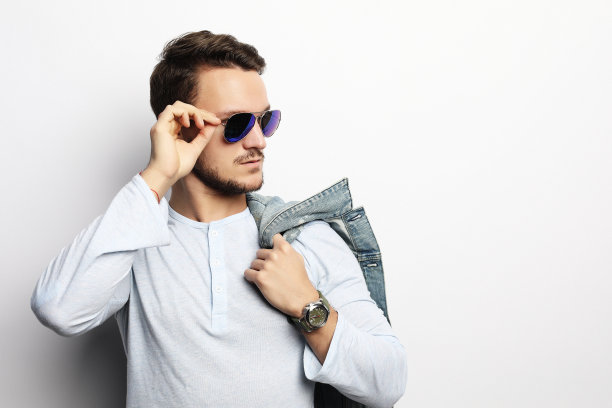 优雅年轻英俊的男人穿着时髦的休闲装和太阳镜图片下载