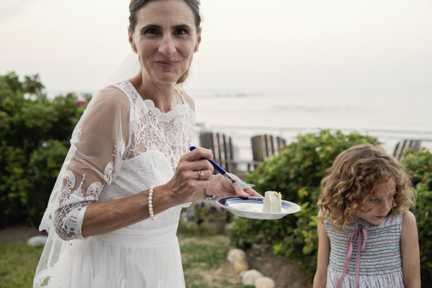 新娘在小型婚礼上享用自制的蛋糕。图片下载