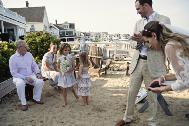 在小型婚礼中，新娘给女儿送礼物。图片下载