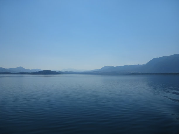 日出前蓝色的时光在湖面上图片下载