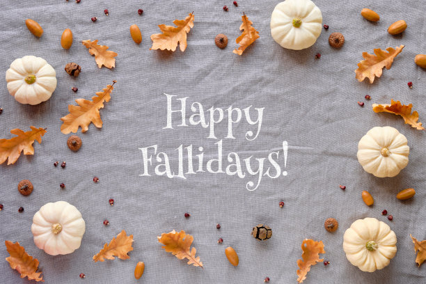 文本生日快乐。秋天的背景与自然南瓜和干燥的橡树叶。平铺，俯视图在灰色无色亚麻布织物。几何秋天背景与简单的季节装饰图片下载