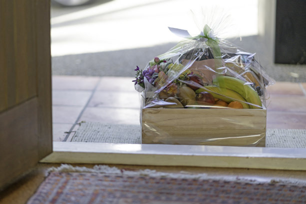 在Covid-19封锁限制期间，由非接触式快递员递送的礼盒图片下载