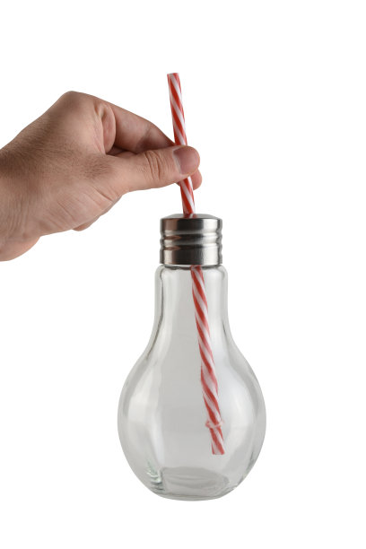 手拿一个灯泡形状的水杯，水杯的吸管被隔离在白色背景上，带有剪切路径图片下载