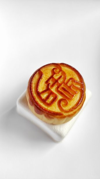 月饼是中国的传统食品。白色背景图片下载