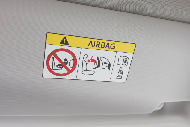 安全气囊指示信号。汽车仪表盘上禁止使用婴儿座椅的信息。谨慎安全气囊标志。图片下载