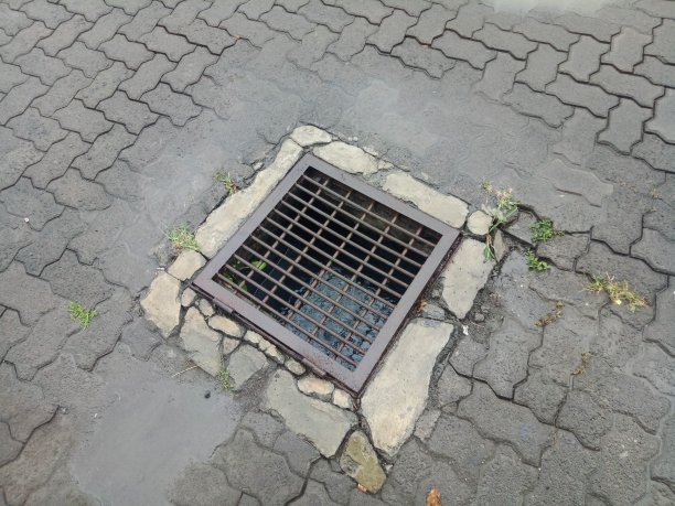 排水孔上盖着铁架照片图片下载