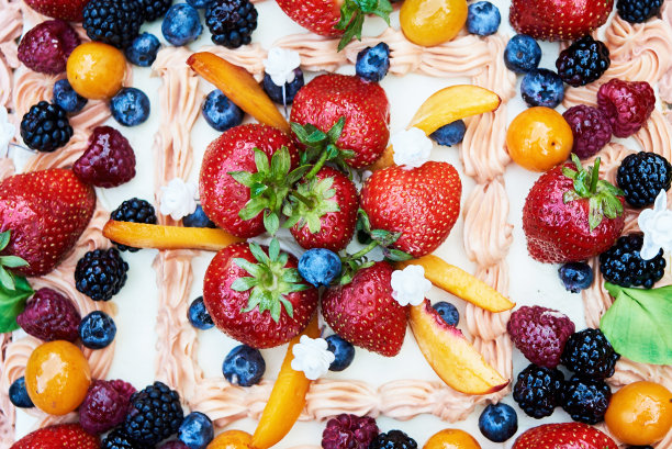 顶视图的生日或婚礼蛋糕与新鲜的水果和浆果，复制空间。蛋糕背景与草莓，覆盆子，黑莓，蓝莓，杏子和桃子，接近。夏天的背景图片下载