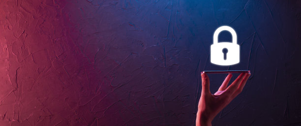 男手里拿着一个挂锁图标。网络安全网络。互联网技术网络。保护平板电脑上的个人信息。数据保护隐私概念。GDPR。欧盟。横幅图片下载