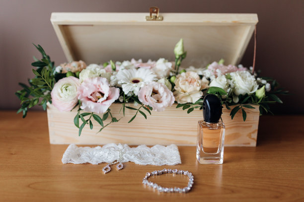 新娘婚礼聚会的细节和配件，花束，手镯，吊袜带，香水。盛宴和庆典的概念。图片下载
