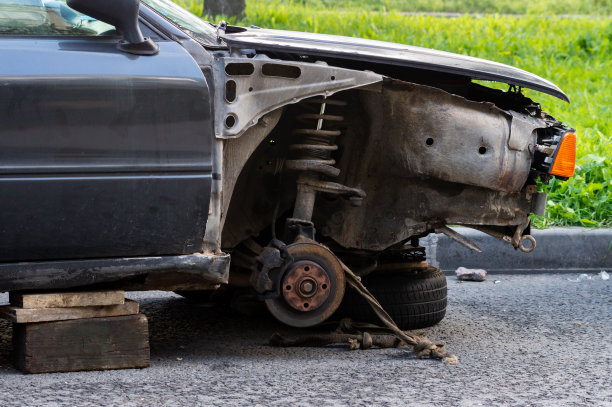 街上一辆没有轮子的破车图片下载