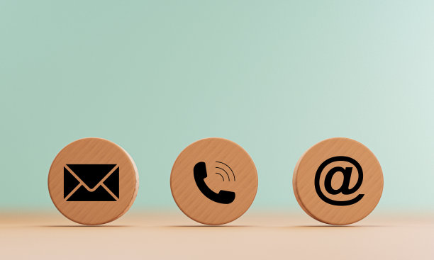 电子邮件地址，电话号码和字母图标打印屏幕上的圆形木块上的表格，网页业务联系和客户服务概念的3d渲染。图片下载
