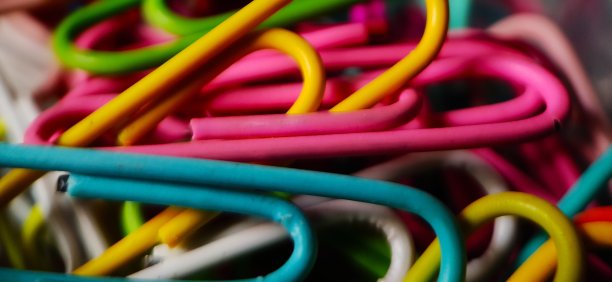 彩色回形针高分辨率素材图片下载