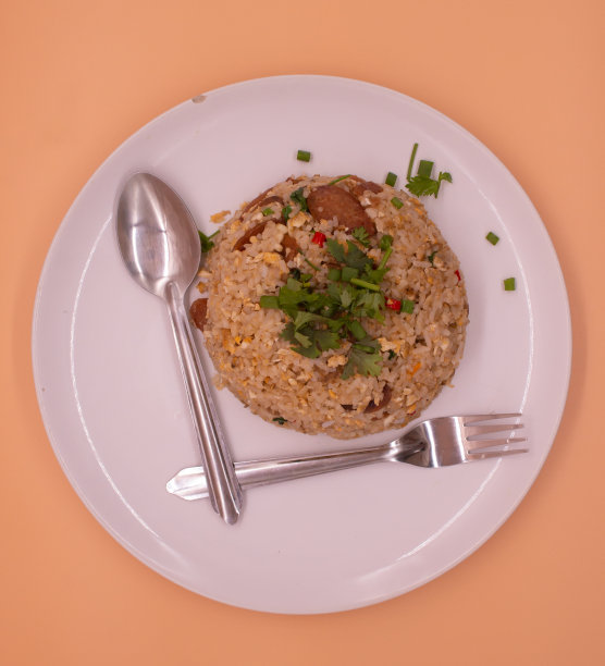 亚洲食品。Fide茉莉花米白香肠装在白色盘子里图片下载