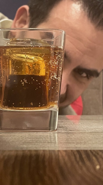 青年男子思考是否再次饮酒图片下载