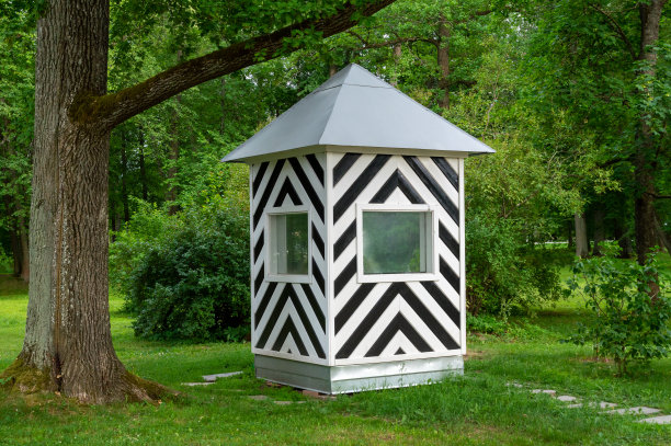 公共公园内的保安亭图片下载