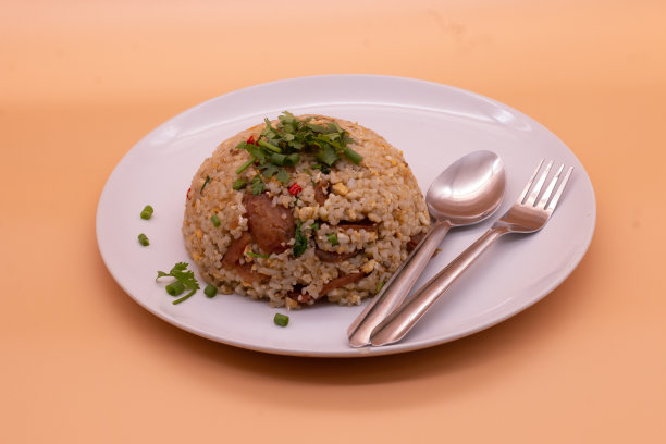 亚洲食品。Fide茉莉花米白香肠盛在白色的盘子里。侧视图图片下载