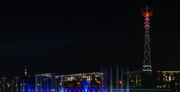 晚上发光的电视塔。喜庆的灯火通明的广播塔。空间的文本。长时间的曝光。图片下载