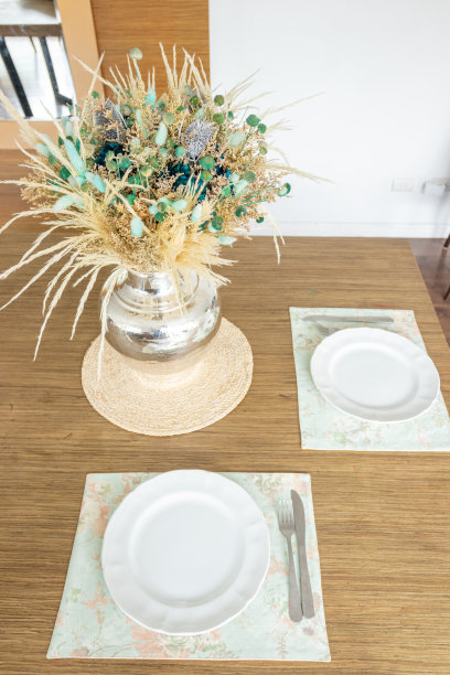 盘子和餐具，桌上装饰着美丽的花朵图片下载