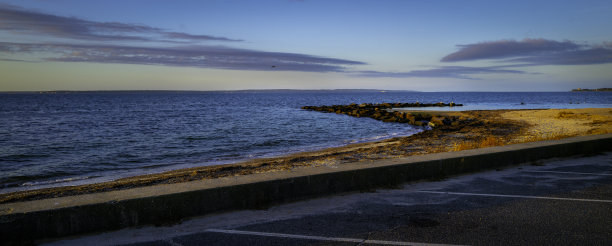 宁静的海岸海景与低浮云和弯曲的码头旁边的海滩路科德角图片下载