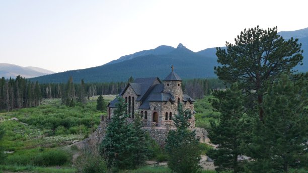 在岩石上的礼拜堂在艾伦斯巴克，美国科罗拉多州，在森林山的背景上图片下载