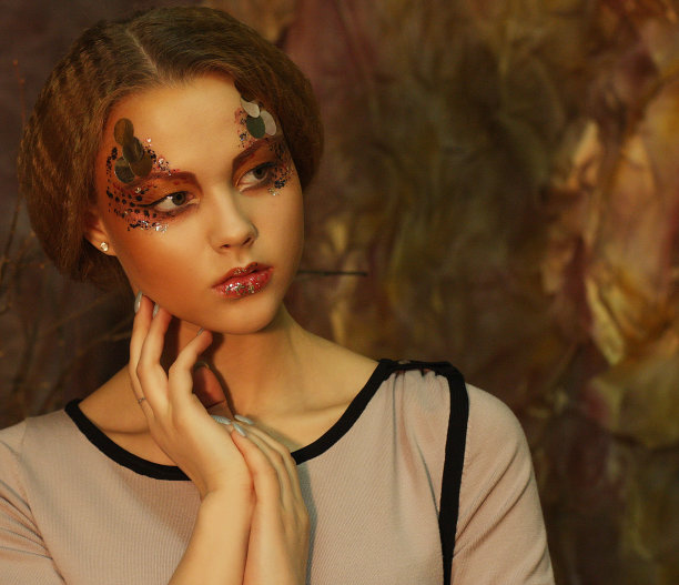 特写肖像红发女人与明亮的创造性的化妆图片下载